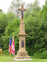 Zrestaurovaný kříž u chodníkové lávky přes potok