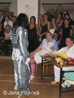 Obecní ples - ordinace uprostřed vesnice